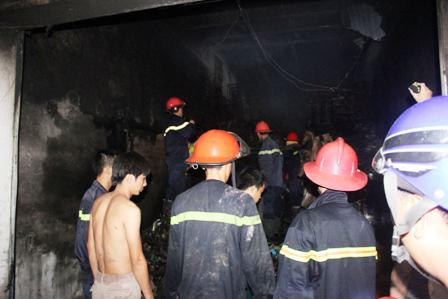 Chủ ki-ốt về quê, cửa hàng bốc cháy trong đêm