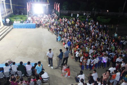 Ấm áp “Vầng trăng yêu thương” với trẻ em nghèo vùng biên