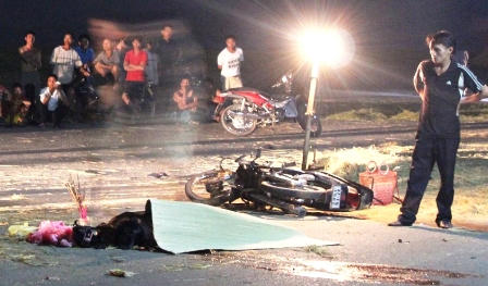 Hai xe máy đấu đầu, 3 người thương vong