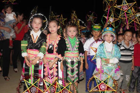 Ấm áp “Vầng trăng yêu thương” với trẻ em nghèo vùng biên