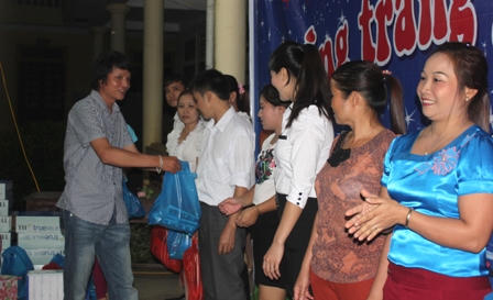 Ấm áp “Vầng trăng yêu thương” với trẻ em nghèo vùng biên