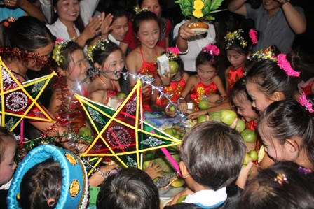 Ấm áp “Vầng trăng yêu thương” với trẻ em nghèo vùng biên