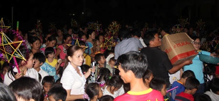 Ấm áp “Vầng trăng yêu thương” với trẻ em nghèo vùng biên