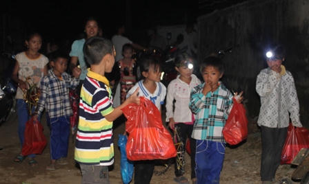 Ấm áp “Vầng trăng yêu thương” với trẻ em nghèo vùng biên