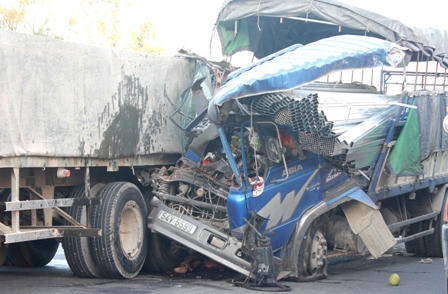Xe tải tông rơ-mooc cùng chiều, hai người thương vong