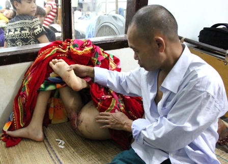 Tìm thấy cậu bé câm điếc bị hành hung dã man trong khách sạn