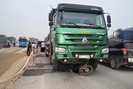 Xe tải tông xe máy, 2 bố con thiệt mạng, mẹ nguy kịch