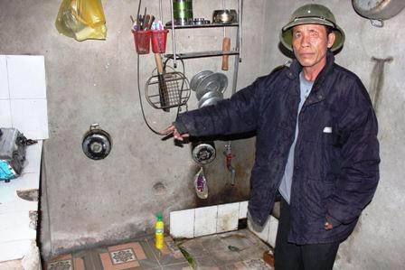 Nhậu về bị cự cãi leo lẻo, chồng hắt xăng đốt vợ