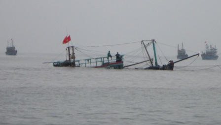 Hàng trăm ngư dân kéo tàu cá gặp nạn vào bờ