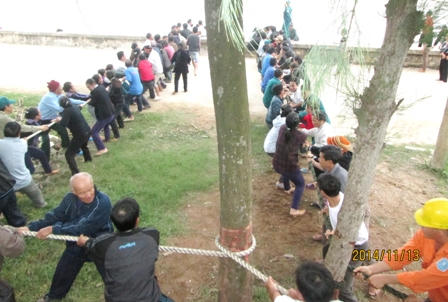 Hàng trăm ngư dân kéo tàu cá gặp nạn vào bờ