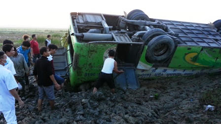 Xe đám cưới mất lái, lật ngửa xuống ruộng 1 người chết 19 người bị thương