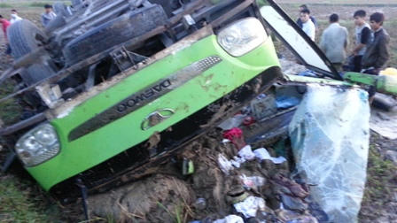 Xe đám cưới mất lái, lật ngửa xuống ruộng 1 người chết 19 người bị thương