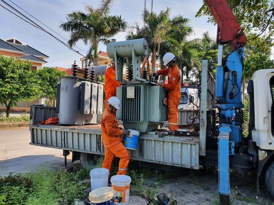 Điện lực Nam Định tập trung nguồn lực nâng cấp lưới điện tại huyện Ý Yên