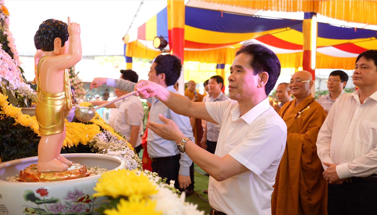 Long trọng tổ chức Đại lễ Phật đản tại chùa Tây Lạc