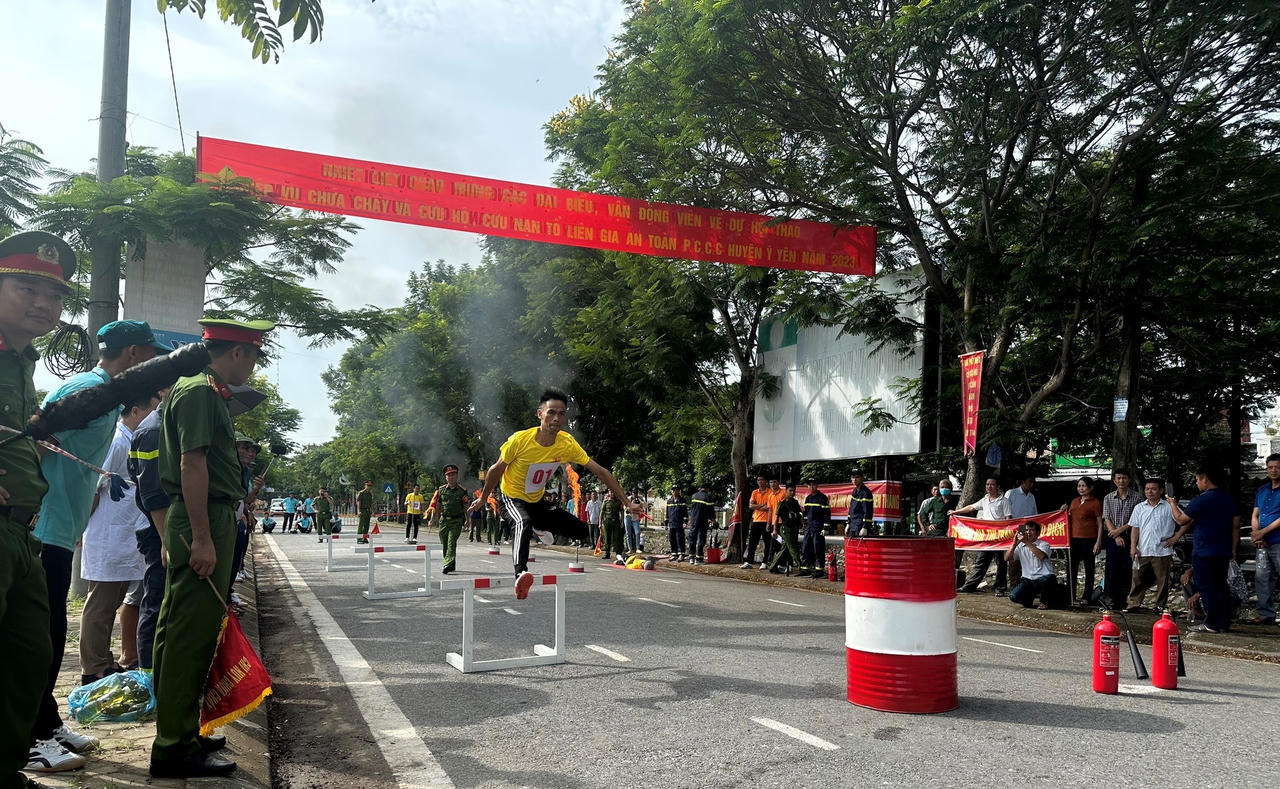 Huyện Ý Yên tổ chức Hội thao kỹ thuật nghiệp vụ chữa cháy và cứu nạn, cứu hộ