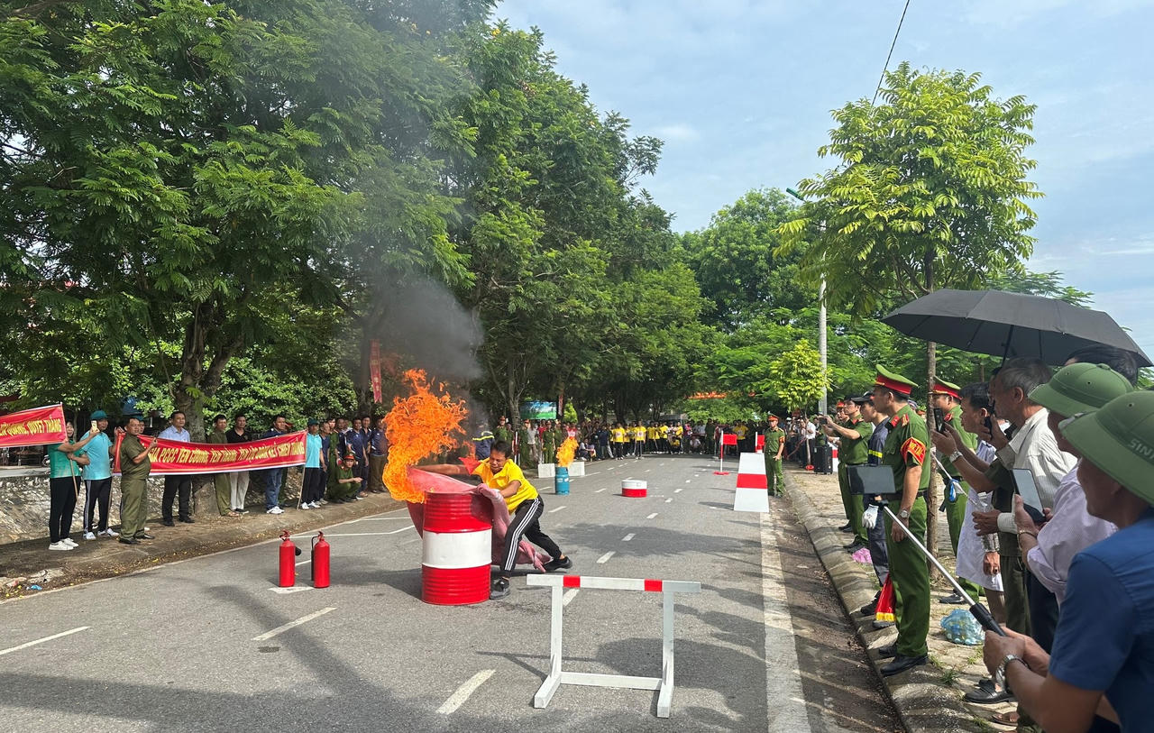 Huyện Ý Yên tổ chức Hội thao kỹ thuật nghiệp vụ chữa cháy và cứu nạn, cứu hộ