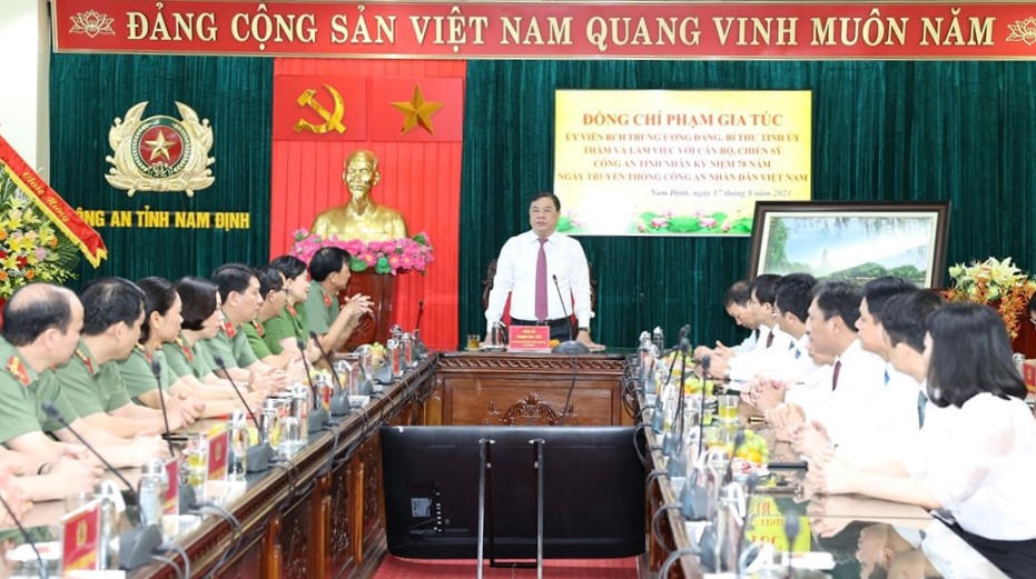 Bí thư Phạm Gia Túc tặng hoa chúc mừng cán bộ, chiến sĩ Công an tỉnh Nam Định nhân ngày 19/8/2023