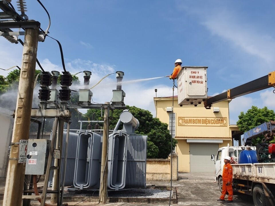 Điện lực huyện Ý Yên chú trọng phục vụ khách hàng dịp Quốc khánh 2/9