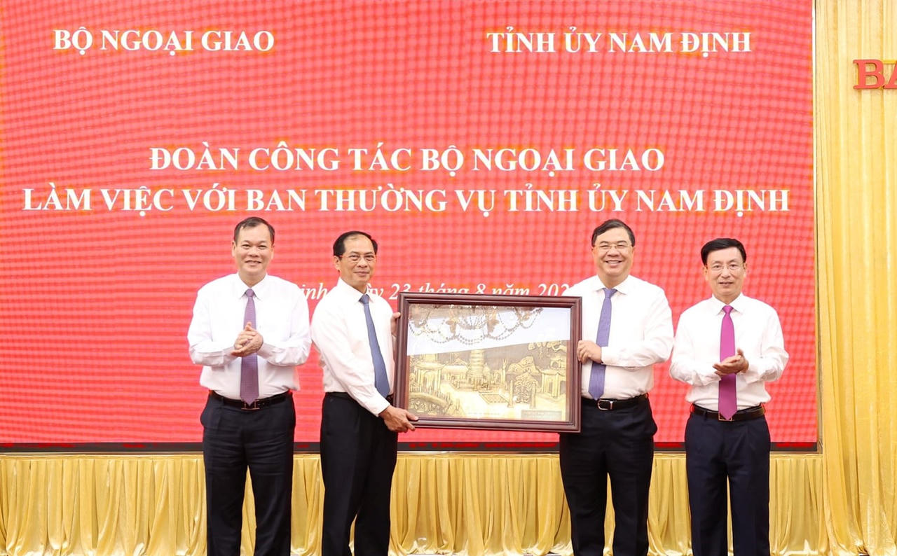 Bộ trưởng Bộ Ngoại giao Bùi Thanh Sơn làm việc tại Nam Định
