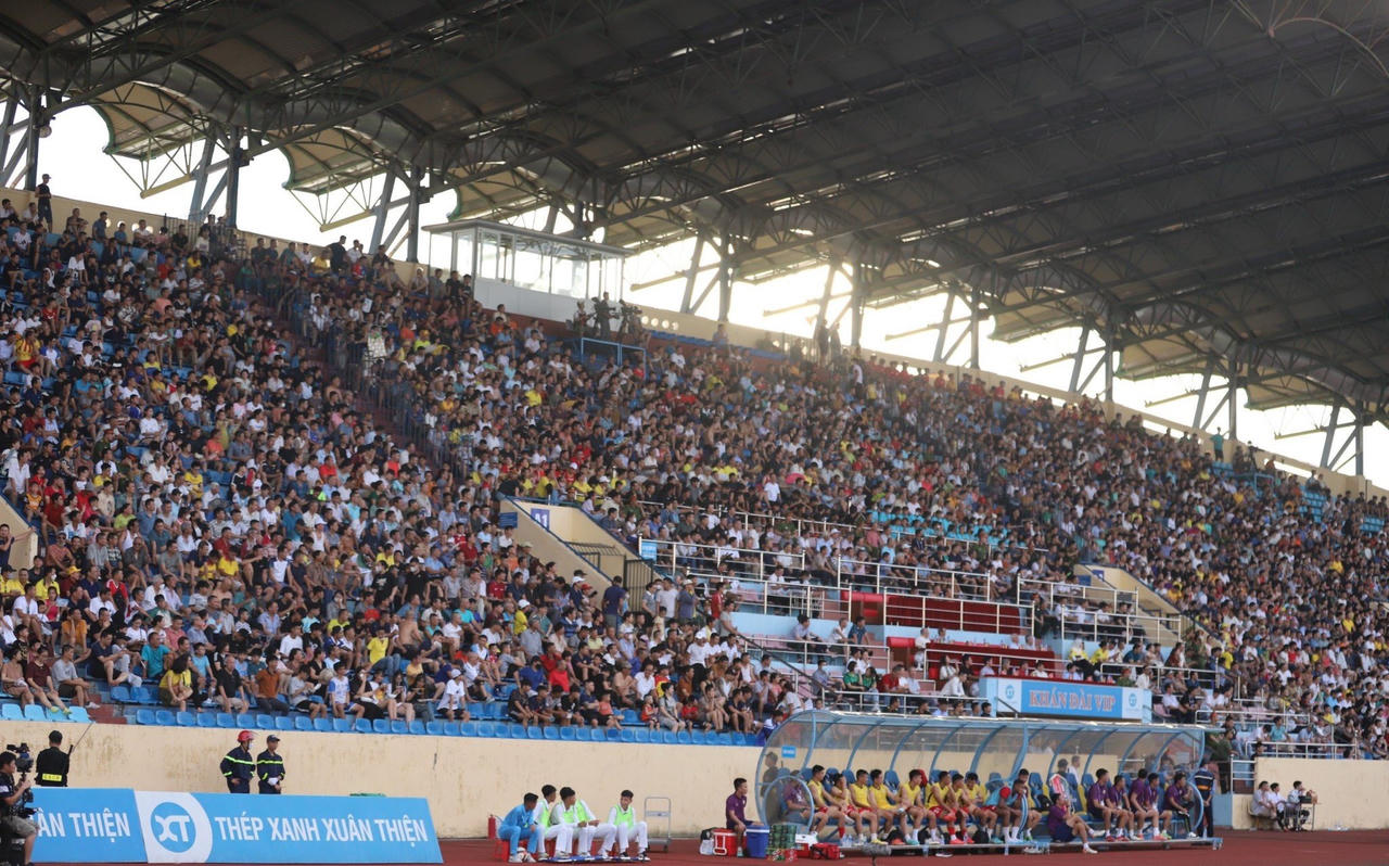 U15 Nam Định đá giao hữu với U15 V.Varen Nagasaki trên sân Thiên Trường