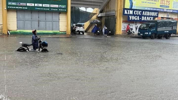 Nhiều đường TP Nam Định ngập do mưa lớn 