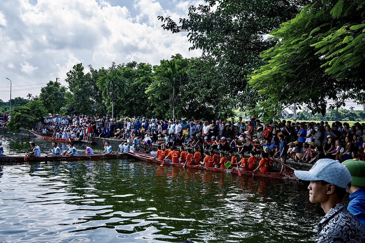Lễ hội bơi chải Đền Xám thu hút đông đảo người dân Nam Định