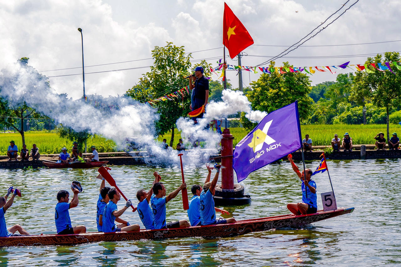 Lễ hội bơi chải Đền Xám thu hút đông đảo người dân Nam Định
