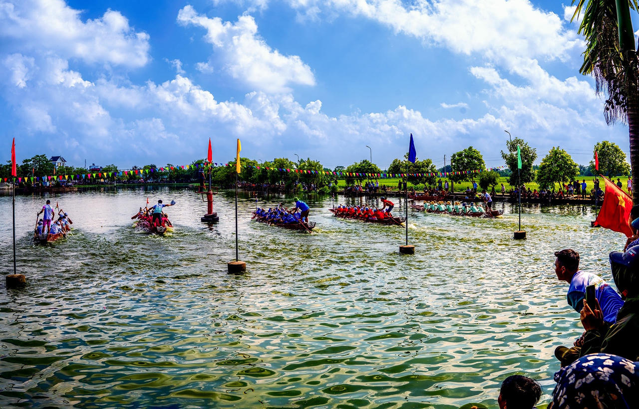 Lễ hội bơi chải Đền Xám thu hút đông đảo người dân Nam Định