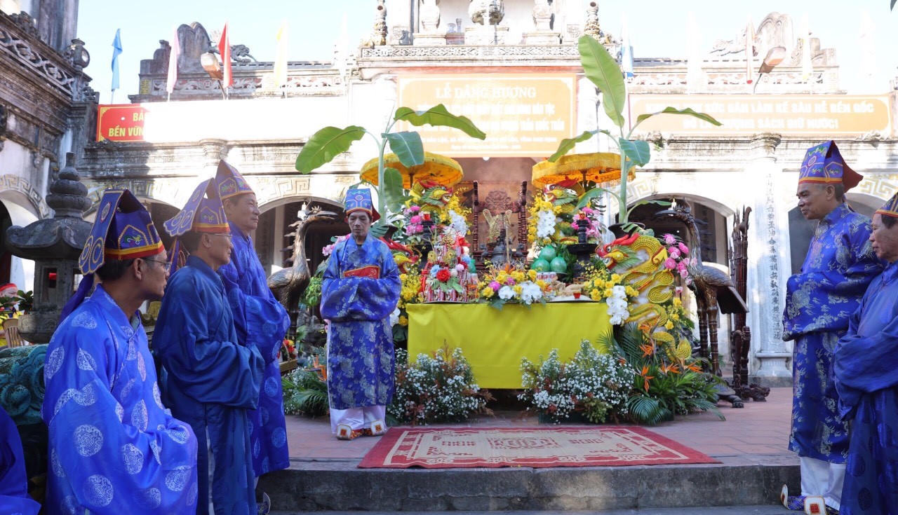 Dâng hương tưởng niệm 723 năm ngày hóa Đức Thánh Trần