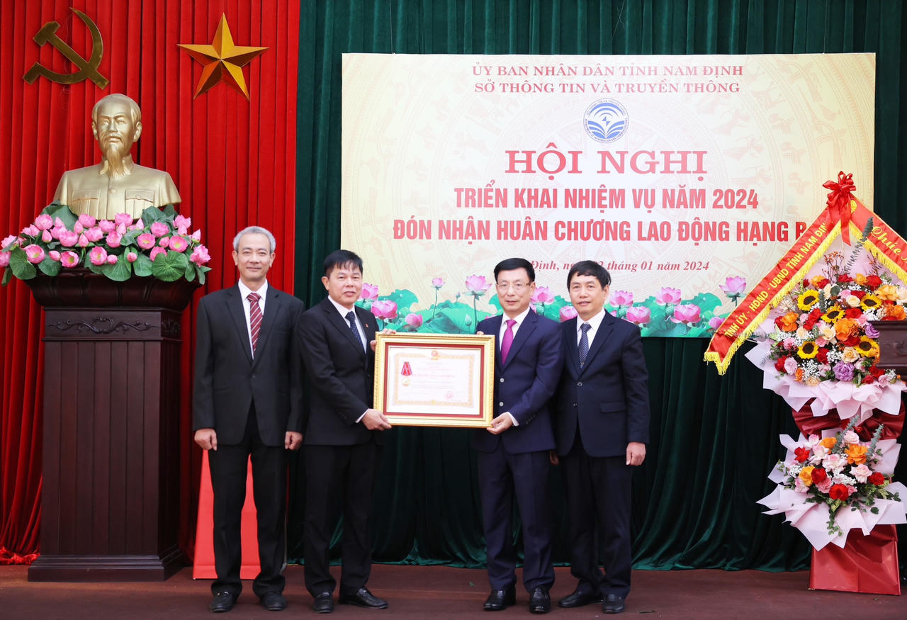 Sở Thông tin và Truyền thông Nam Định đón nhận Huân chương Lao động hạng Ba