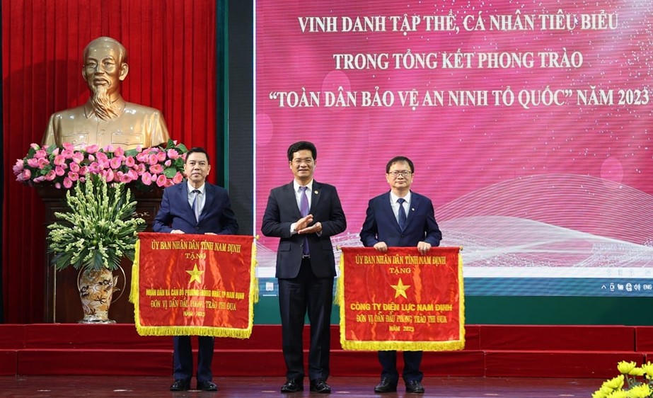 Điện lực Nam Định nhận cờ thi đua 'Toàn dân bảo vệ an ninh Tổ Quốc'