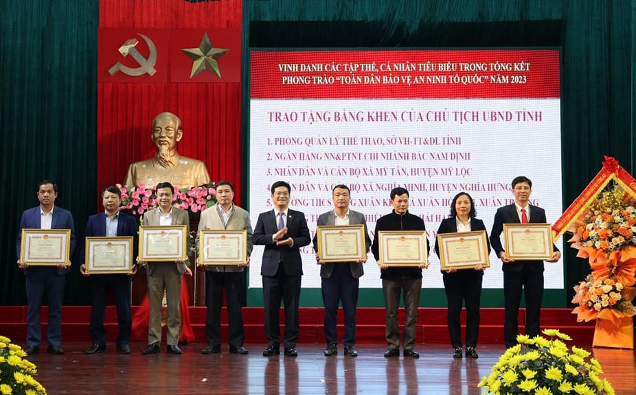 Điện lực Nam Định nhận cờ thi đua 'Toàn dân bảo vệ an ninh Tổ Quốc'