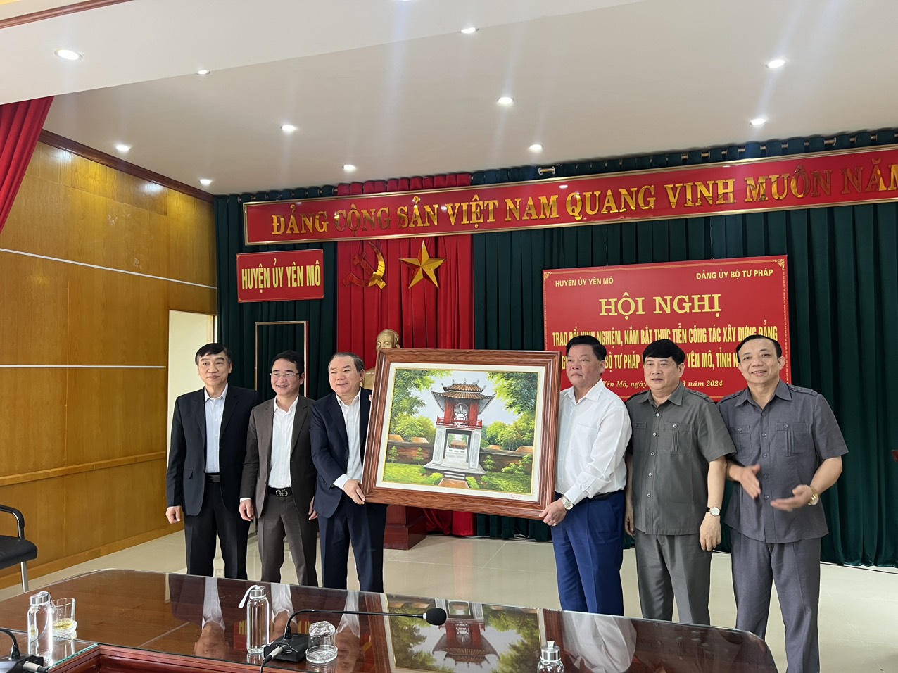 Đảng bộ Bộ Tư pháp thăm và làm việc tại huyện Yên Mô (Ninh Bình)