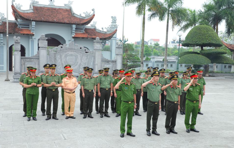 Công an Hà Nam dâng hương tưởng niệm các Anh hùng liệt sỹ nhân kỷ niệm 70 năm Chiến thắng Điện Biên Phủ