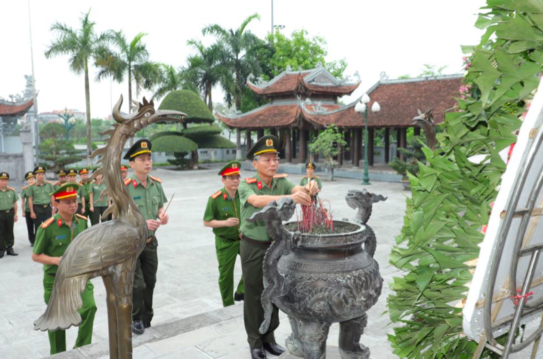 Công an Hà Nam dâng hương tưởng niệm các Anh hùng liệt sỹ nhân kỷ niệm 70 năm Chiến thắng Điện Biên Phủ