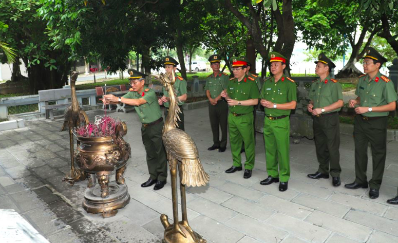 Công an Hà Nam dâng hương tưởng niệm các Anh hùng liệt sỹ nhân kỷ niệm 70 năm Chiến thắng Điện Biên Phủ