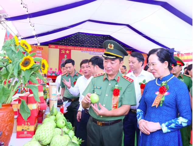 Thứ trưởng Bộ Công an Trần Quốc Tỏ dự Ngày hội toàn dân bảo vệ An ninh tổ quốc tại Hà Nam