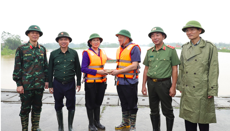 Phó Thủ tướng Thường trực Chính phủ Nguyễn Hòa Bình thị sát, kiểm tra công tác phòng chống lụt bão tại tỉnh Hà Nam