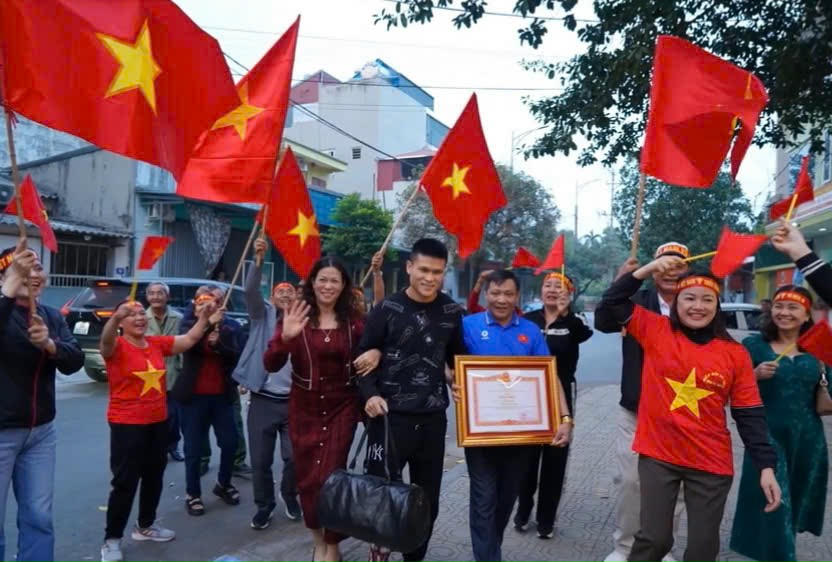 Tuyển thủ quốc gia Phạm Tuấn Hải nhận bằng khen của Hội Liên hiệp Thanh niên Hà Nam