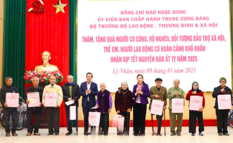 Bộ trưởng Bộ Lao động - Thương binh và Xã hội thăm, tặng quà tết Ất Tỵ tại Hà Nam