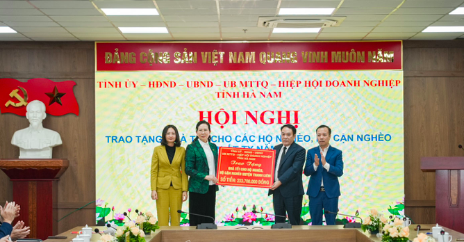 Hà Nam: Thăm, tặng quà các gia đình chính sách nhân dịp Tết Nguyên đán Ất Tỵ 2025