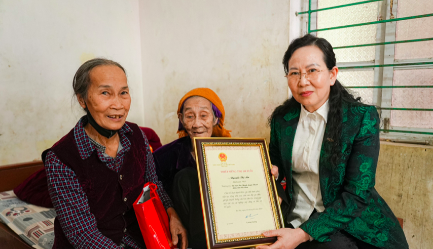 Hà Nam: Thăm, tặng quà các gia đình chính sách nhân dịp Tết Nguyên đán Ất Tỵ 2025