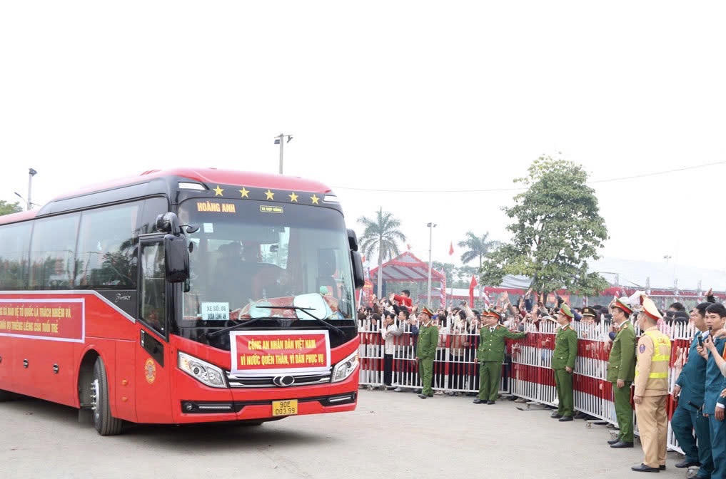 Thanh niên ưu tú toàn quốc phấn khởi lên đường nhập ngũ