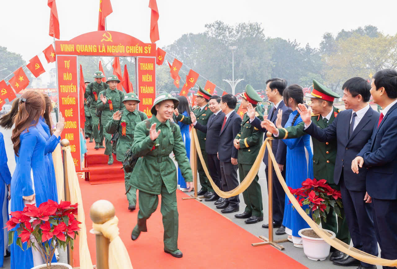 Thanh niên ưu tú toàn quốc phấn khởi lên đường nhập ngũ