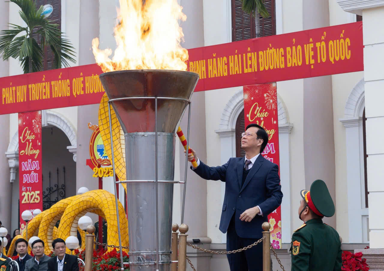 Thanh niên ưu tú toàn quốc phấn khởi lên đường nhập ngũ