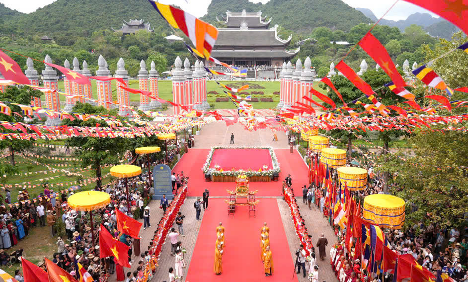 Hàng nghìn người dân, phật tử cung rước xá lợi Đức Phật Thích Ca Mâu Ni tại chùa Tam Chúc