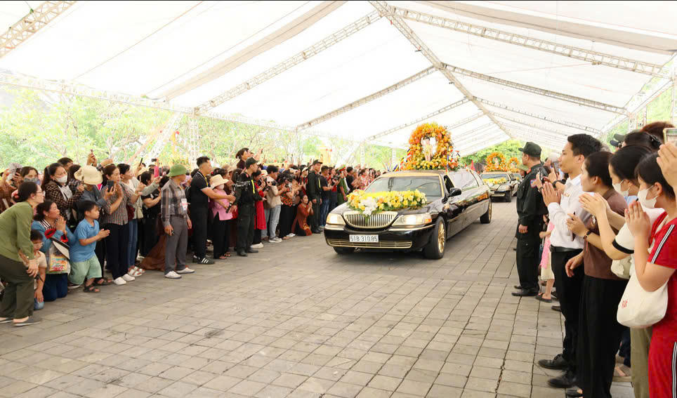 Cung tiễn xá lợi Đức Phật từ chùa Tam Chúc về tôn trí tại chùa Bái Đính