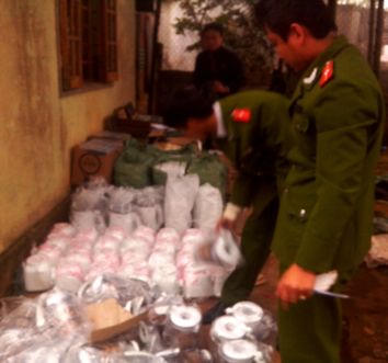 Đối tượng buôn lậu vứt hàng, chạy vào rừng thoát thân