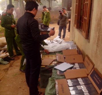 Đối tượng buôn lậu vứt hàng, chạy vào rừng thoát thân