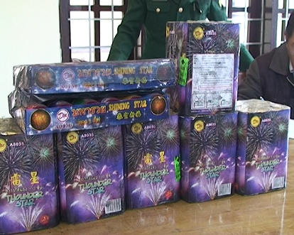 Bắt hơn 1.000 quả pháo lậu hình trụ vận chuyển từ Lào về Việt Nam